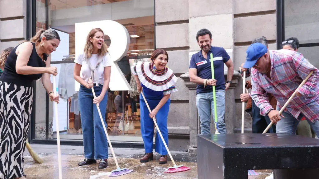 Clara Brugada encabeza tequio en el Centro Histórico