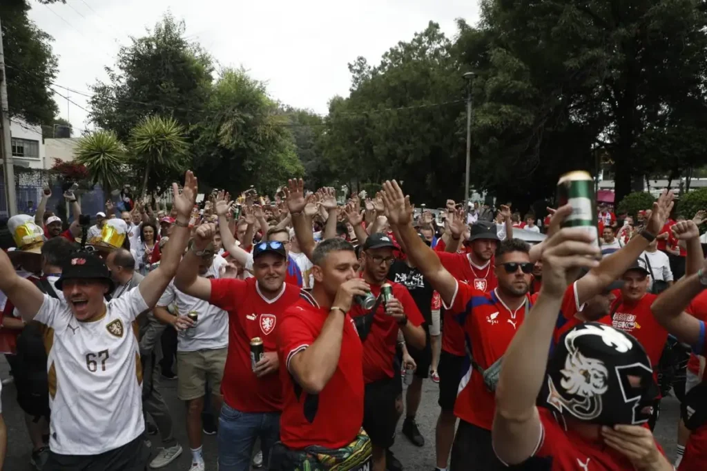 Aficionados de México y Chequia animan la previa en Coyoacán