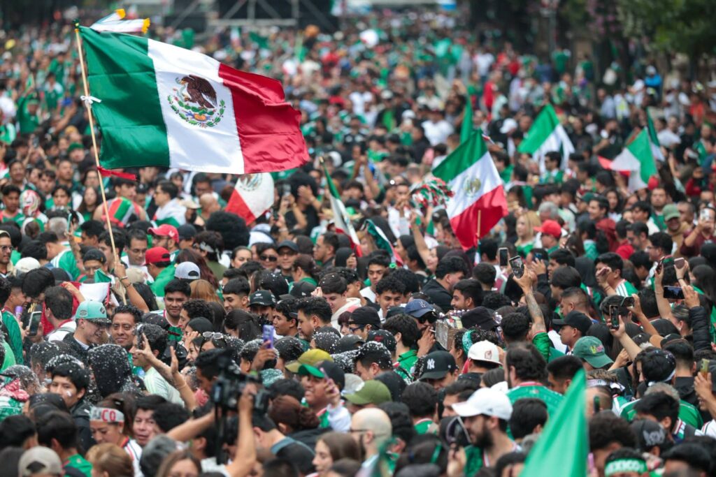 Lluvia no frena la fiesta por triunfo de México