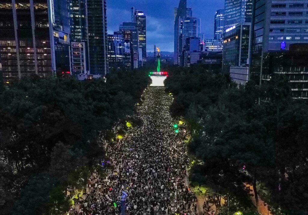 Lluvia no frena la fiesta por triunfo de México