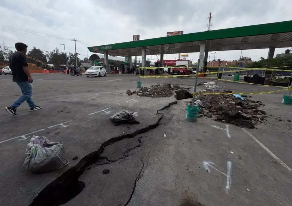 Grieta de 15 metros se abre en Iztapalapa por socavón