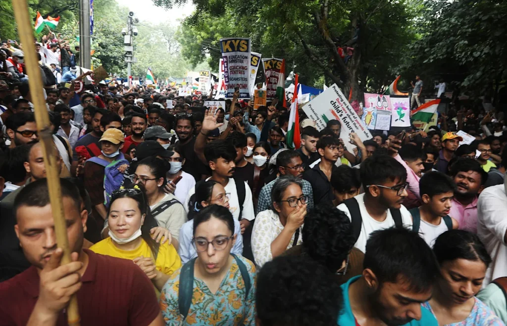 Policía reprime protesta del movimiento Cucaracha en India