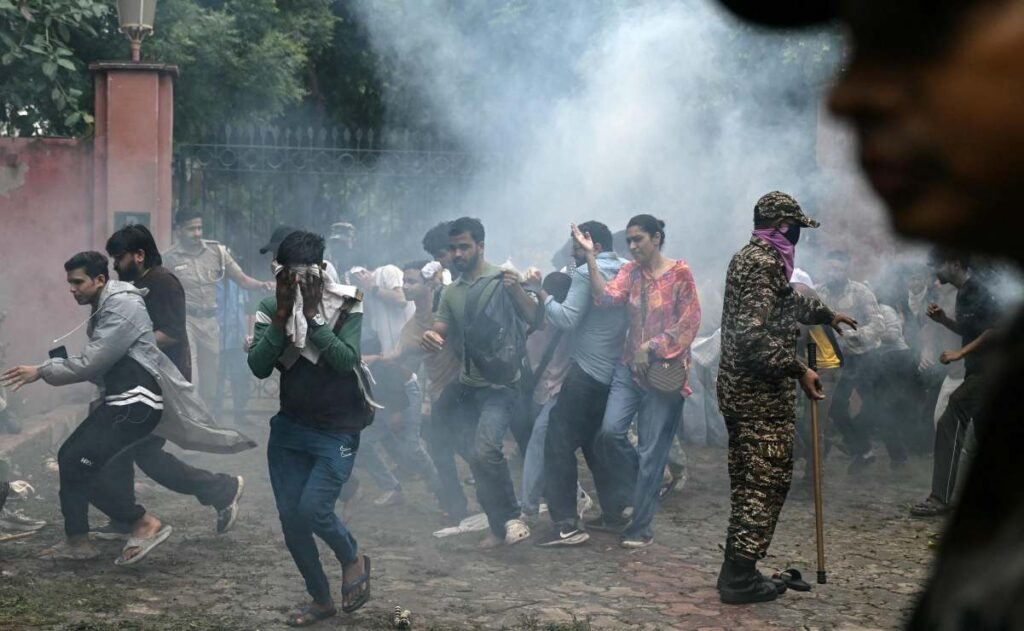 Policía reprime protesta del movimiento Cucaracha en India