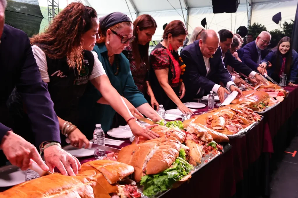 CDMX rompe récord con una torta de 100 metros