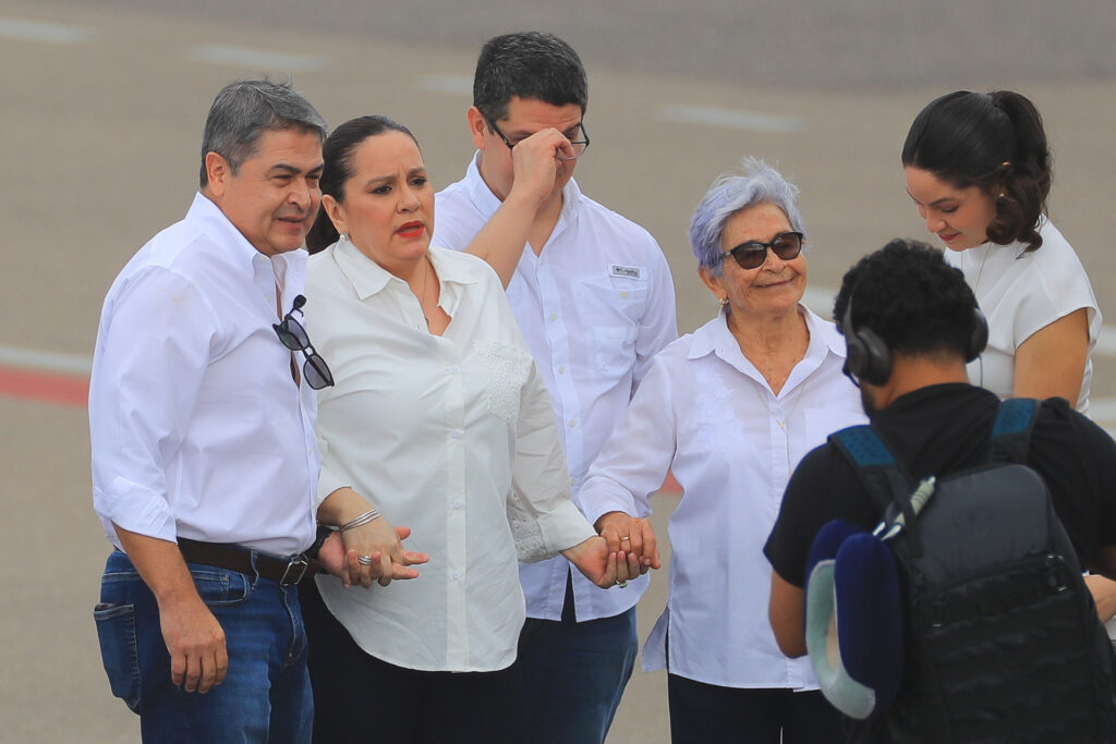 Juan Orlando Hernández regresa a Honduras tras indulto