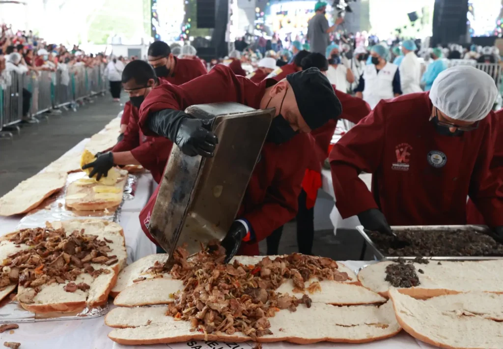 CDMX rompe récord con una torta de 100 metros
