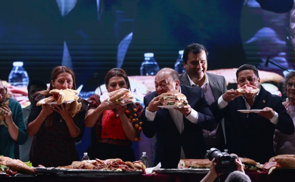 CDMX rompe récord con una torta de 100 metros