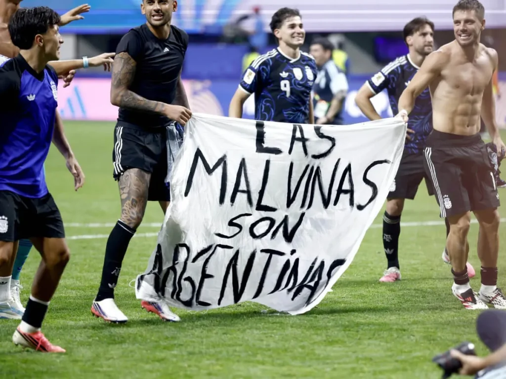 Reino Unido pide investigar a Argentina por pancarta de Malvinas