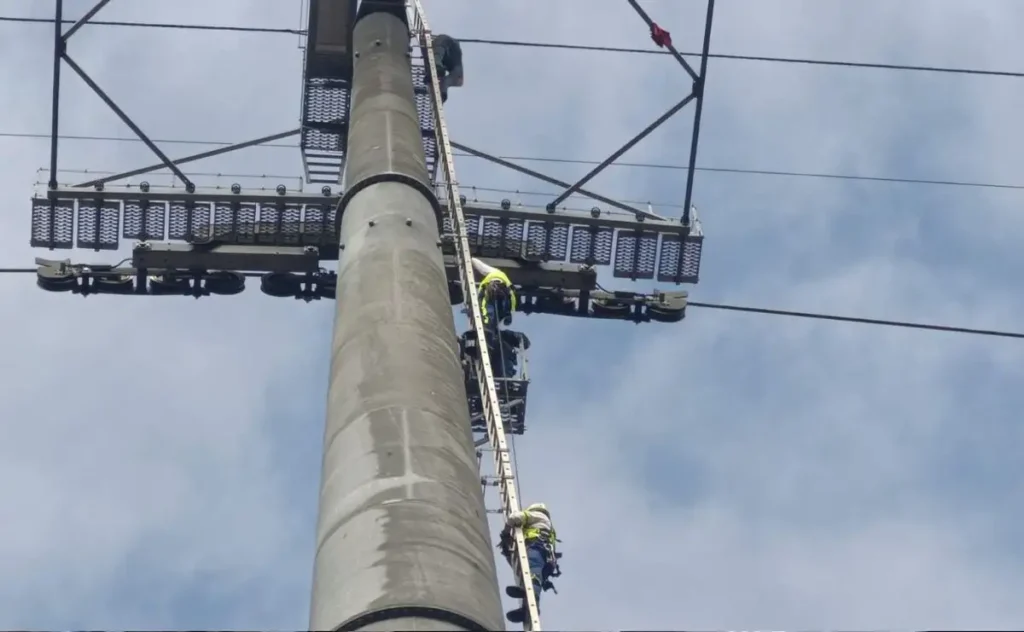 Rescatan a hombre que subió a torre del Cablebús en GAM