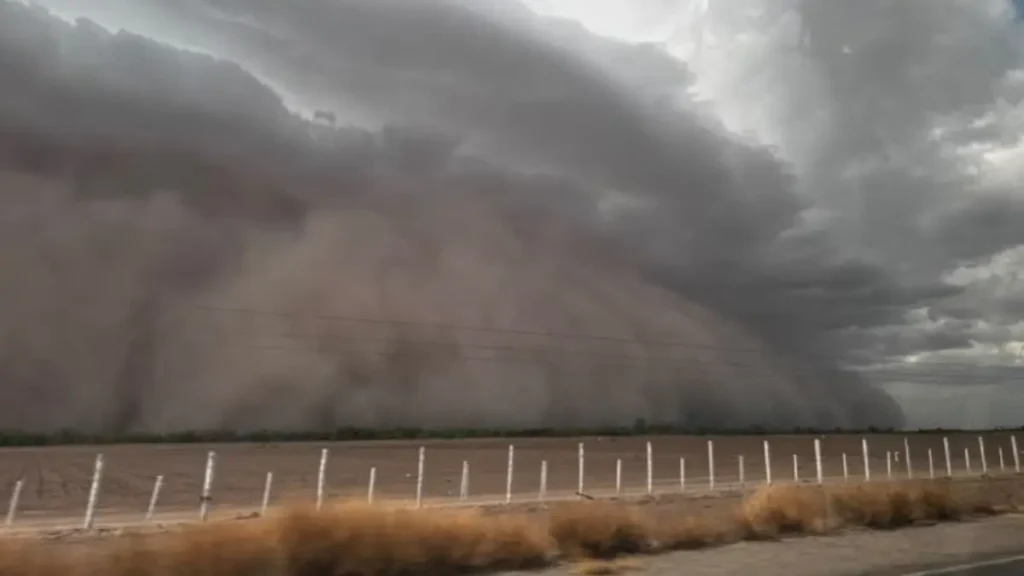 Tormenta de arena sorprende a Hermosillo