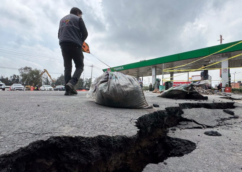 Grieta de 15 metros se abre en Iztapalapa por socavón