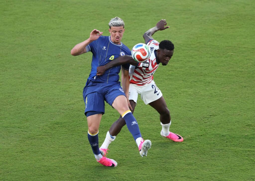 UEFA critica a FIFA por habilitar a Balogun