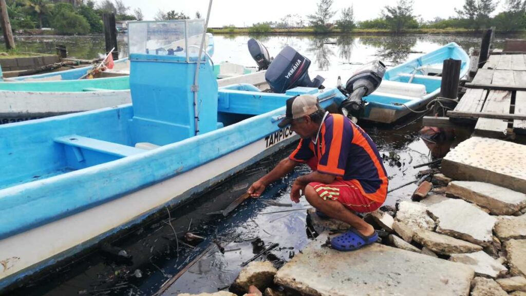 Pescadores de Tamaulipas exigen apoyos por derrame en el Golfo
