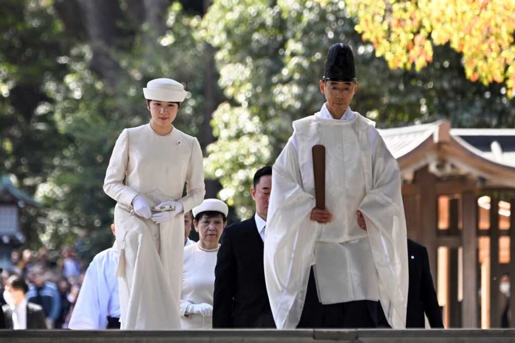 Japón mantiene veto a mujeres en la sucesión imperial