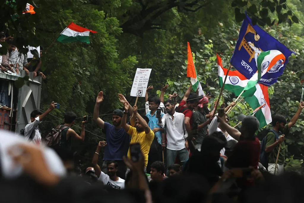 Policía reprime protesta del movimiento Cucaracha en India