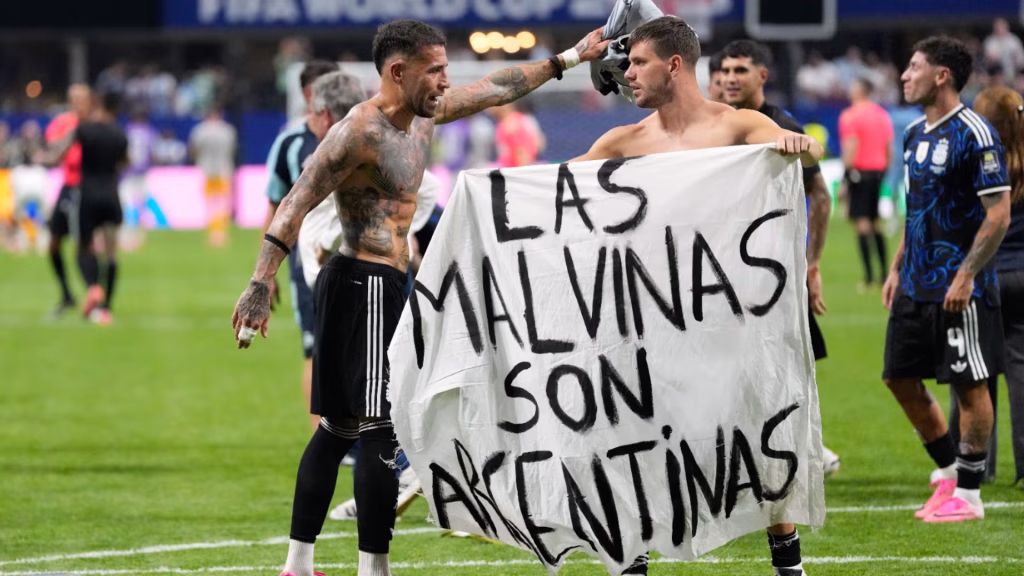 Reino Unido pide investigar a Argentina por pancarta de Malvinas