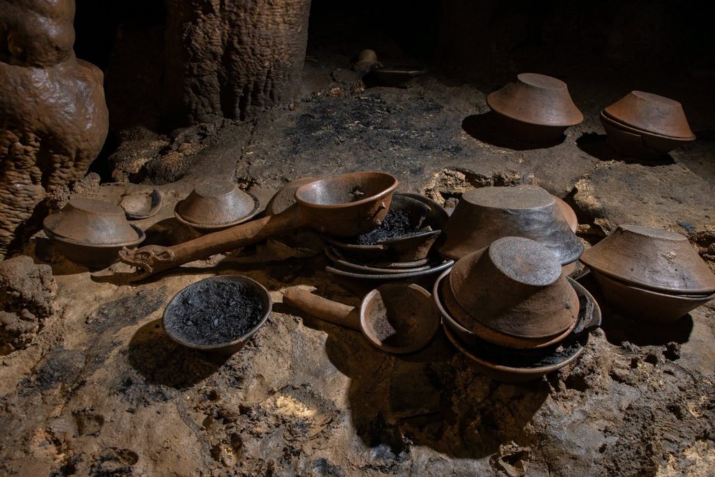 Hallan cueva zoque con 179 piezas prehispánicas en Chiapas