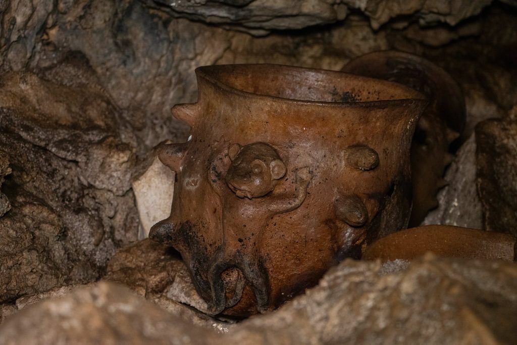 Hallan cueva zoque con 179 piezas prehispánicas en Chiapas