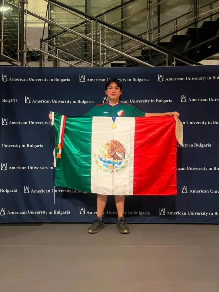Mexicano gana oro en la Olimpiada Universitaria de Matemáticas