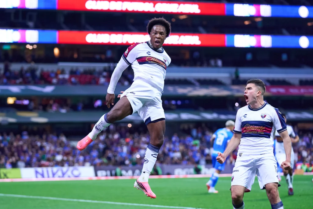 Atlante sorprende y acaba con el invicto de Cruz Azul
