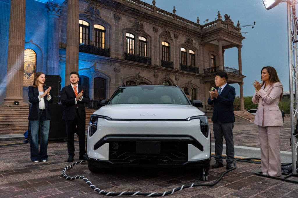 KIA presenta en Nuevo León su primer auto eléctrico fabricado en México