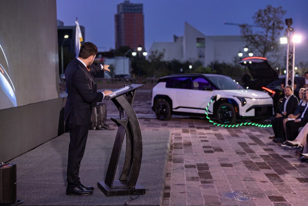 KIA presenta en Nuevo León su primer auto eléctrico fabricado en México